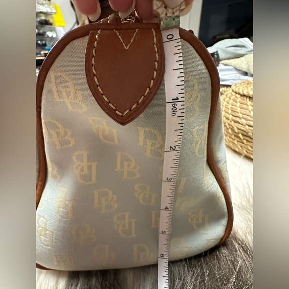 Dooney & Bourke Cream and Tan Logo Bag - Picture 3 of 13